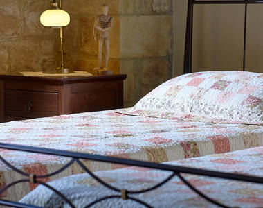 Vederi Estate Villa Kalypso two single beds and a bedside table