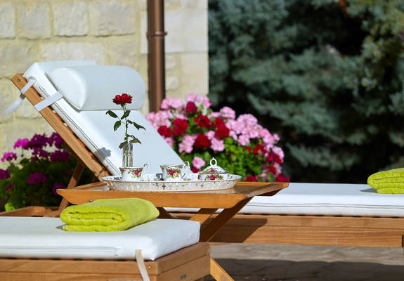 Vederi Estate Villa Kyveli sunbeds and amenities