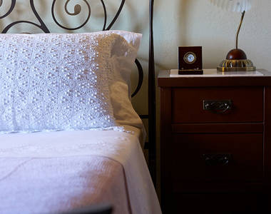 Vederi Estate Villa Alkioni bedside table