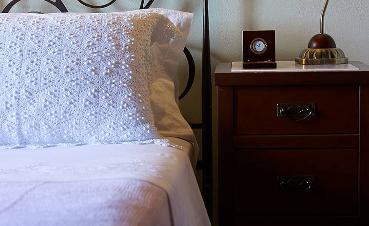 Vederi Estate Villa Alkioni bedside table