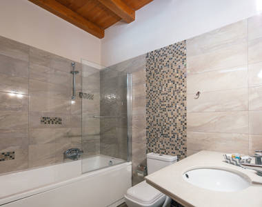 Vederi Estate Villa Melpomeni bathroom with bathtub with a glass pane