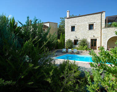 Vederi Estate Villa Alkioni foliage with the pool and the villa exterior in the background