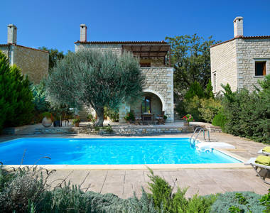 Vederi Estate Villa Kalypso private pool and the villa in the background